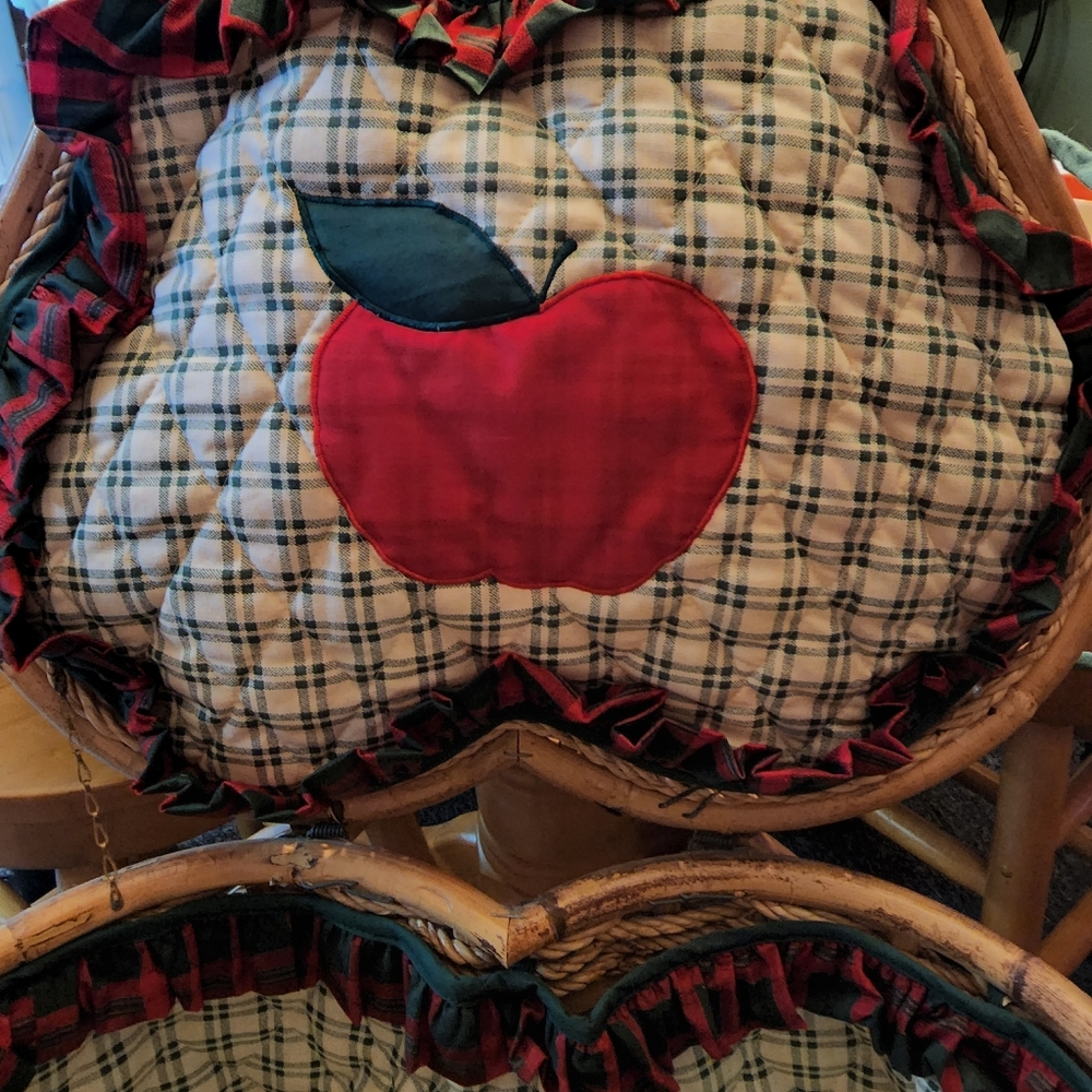 Vintage XL Apple Picnic Basket - Picture 4 of 8